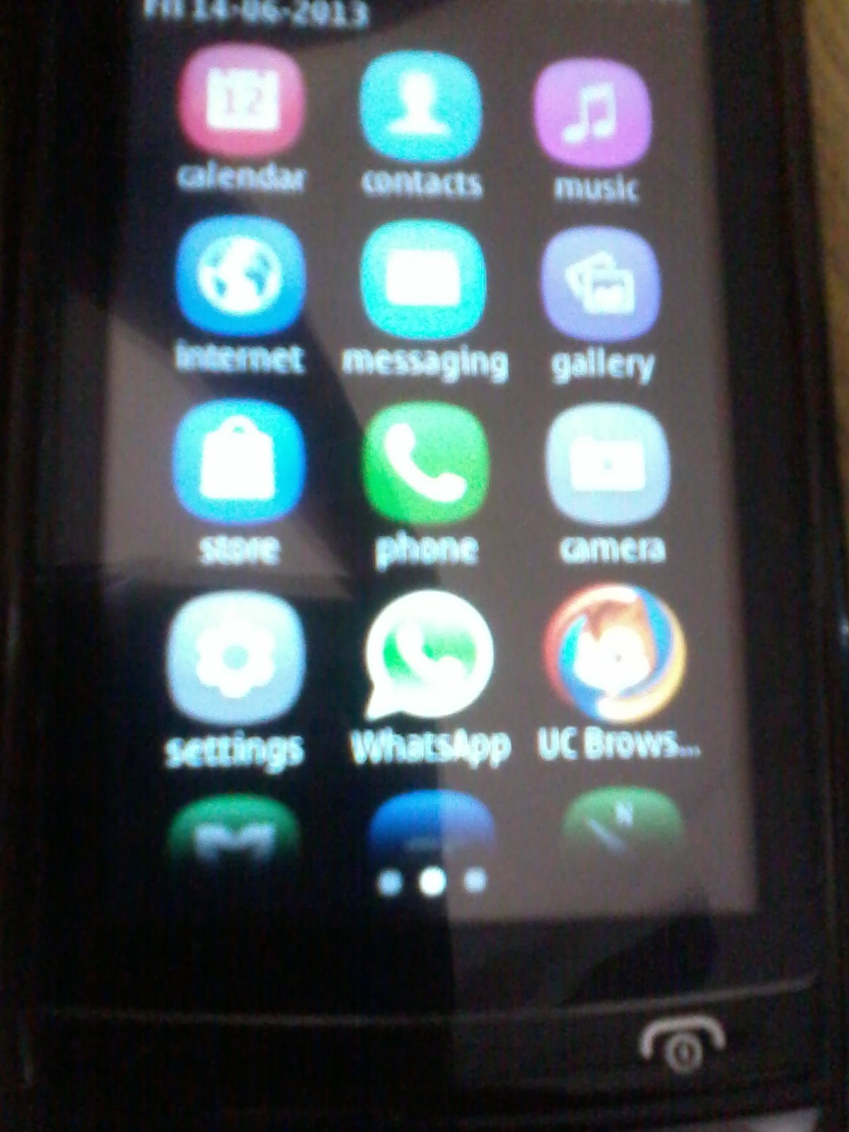 Does nokia asha 305 support whatsapp